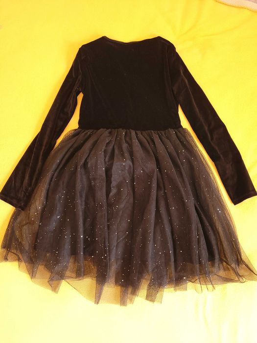 Vand doua rochite marca Waikiki si Smyk