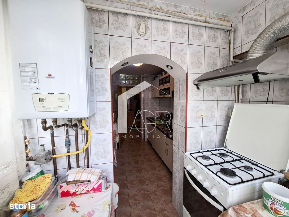 Apartament cu 3 camere, decomandat, zona Mihai Bravu