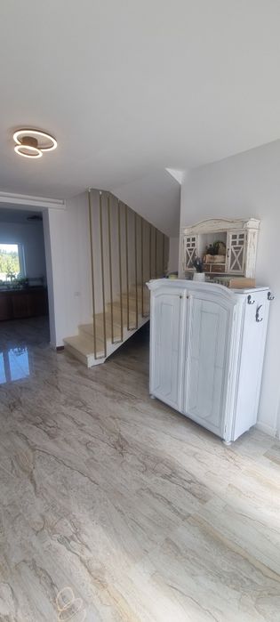 Casă P+1, 160 mp – Livada, zonă centrală | 4 dormitoare | pompă de căldură | 2 terase