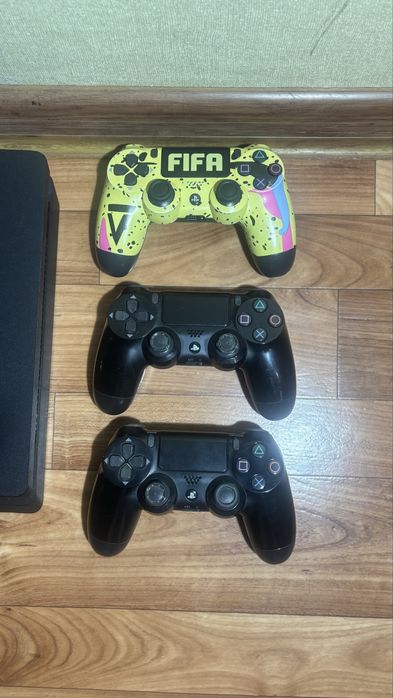 Продам SONY PS4 slim 1 TB