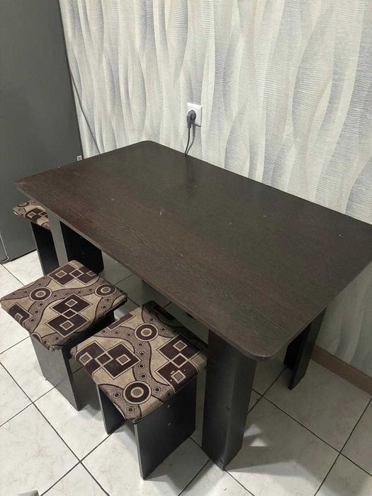 Продам стол кухонный со стульями