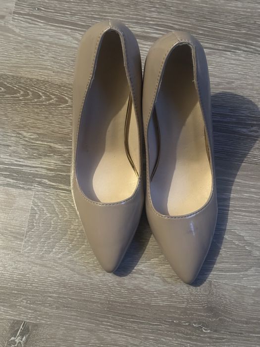 Pantofi sandale cu toc elegante mărimea 35,36, și 37