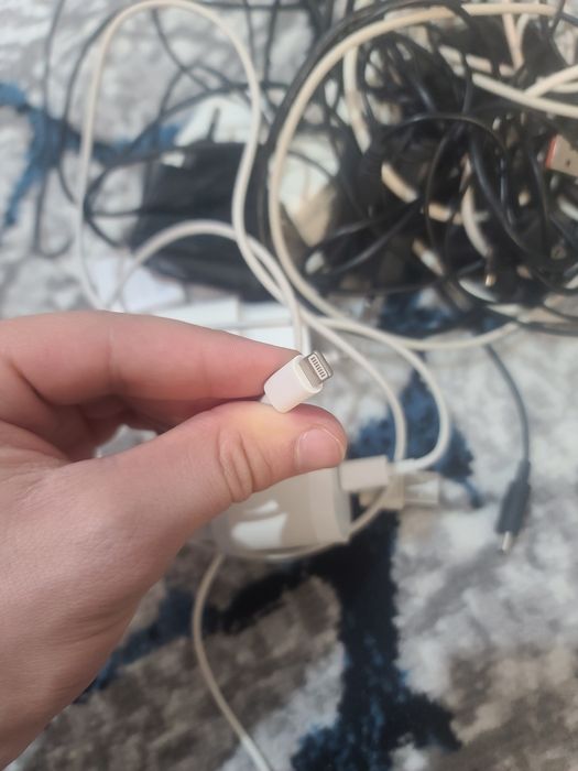 Eski telefonlar uchun zaryadchiklar kabellar