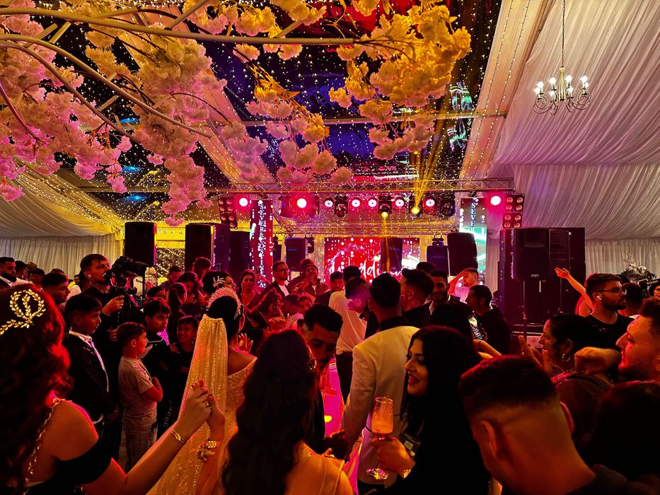 Dj-Mc,Scena,Ecran Led,Schela de Lumini,Sonorizare,PistoaleCO2 Band-uri