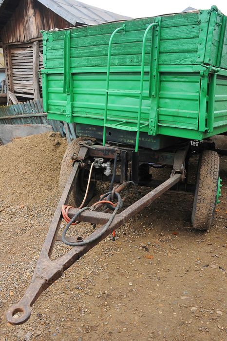 Remorca auto 5 tone an 1992 basculabila lateral 2 cilindri, la tractor