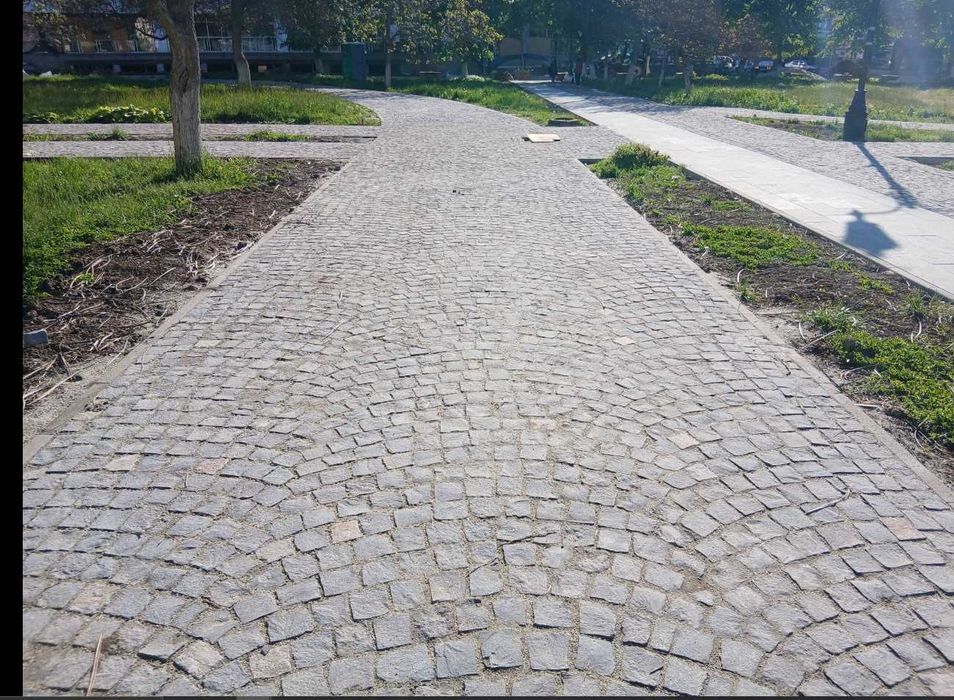 Piatră cubică naturală pentru amenajări rustice și premium