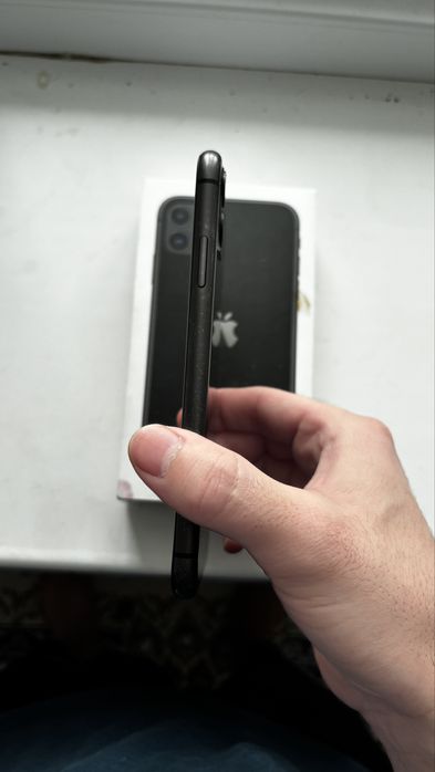 Iphone 11 64 гб емкость 77%