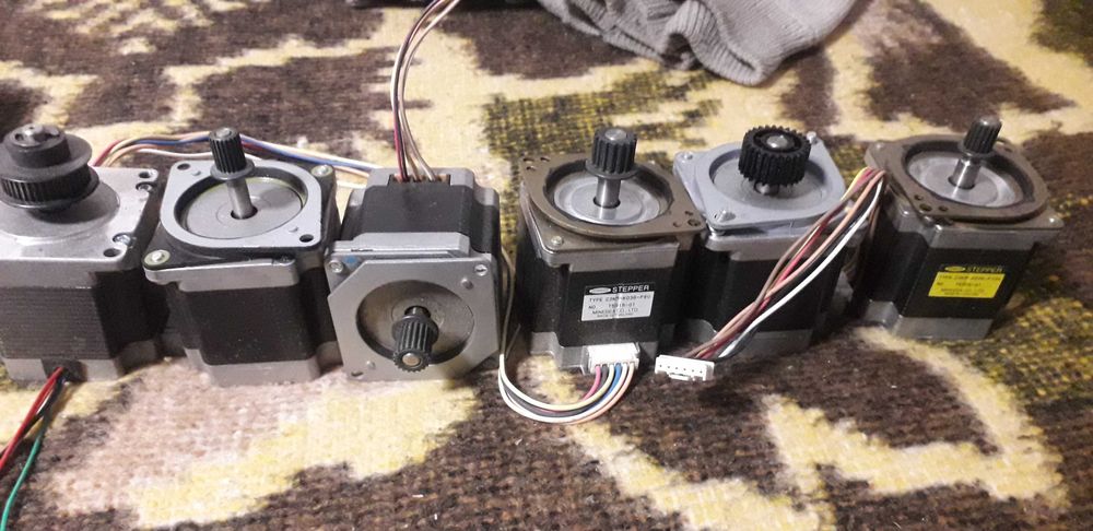 Vand Motoare pas cu pas NEMA 17 si NEMA 23.