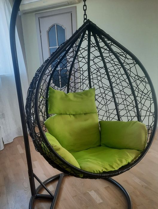 Красивое кресло качалка кокон