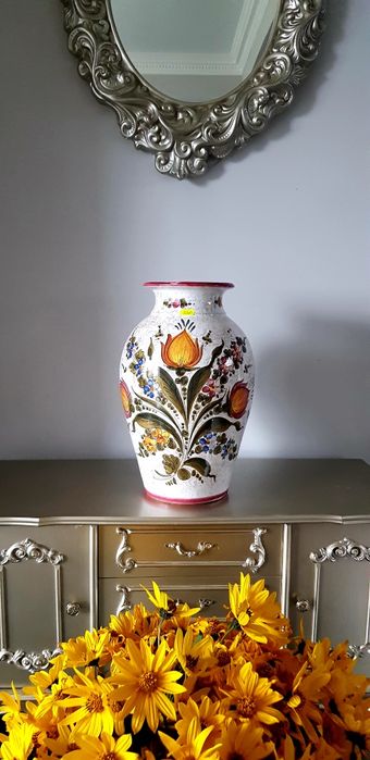 Vas vechi din ceramică