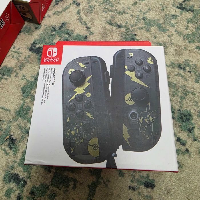 Set Controllere Nintendo Switch Joy-Con - Editia Pokemon Pikachu Gold