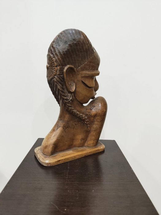 Африканска дървена скулптура – ръчно резбован арт предмет.