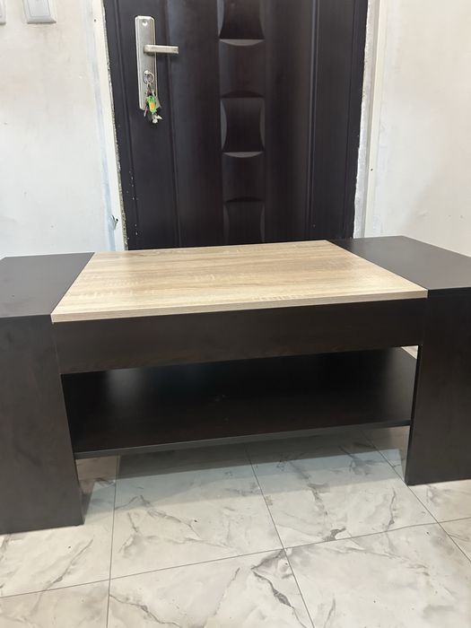 Модерна холна маса с комбиниран дизайн – тъмно дърво и дъбов плот