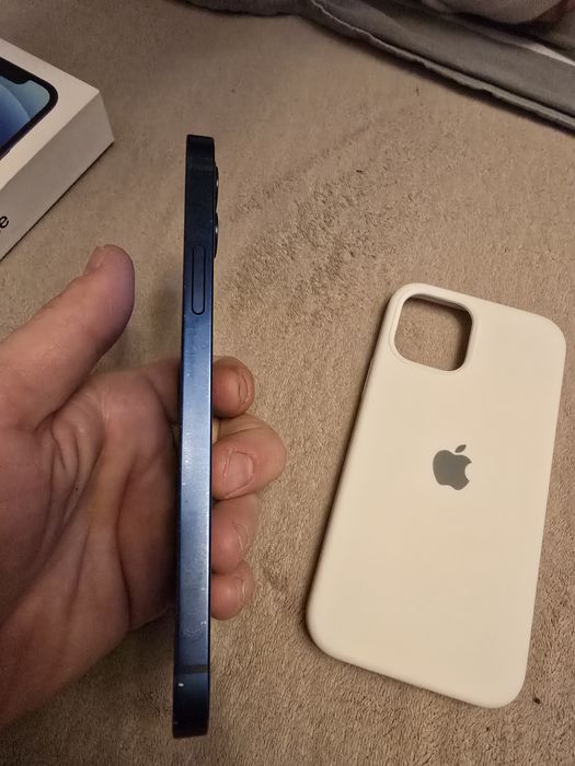 Продется iphone 12. Коробка, чехол.