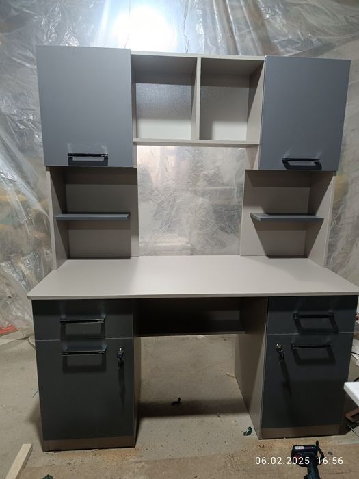 Новый стол письменный  и книжные. Parta O'quv stoli va kitob javoni