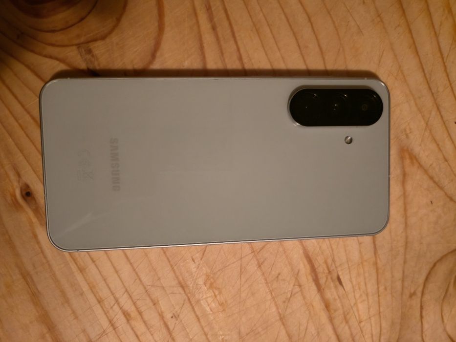 Samsung a56 5g 256 GB 8 GB ram are folie pusă ofer și 2 huse și cutie