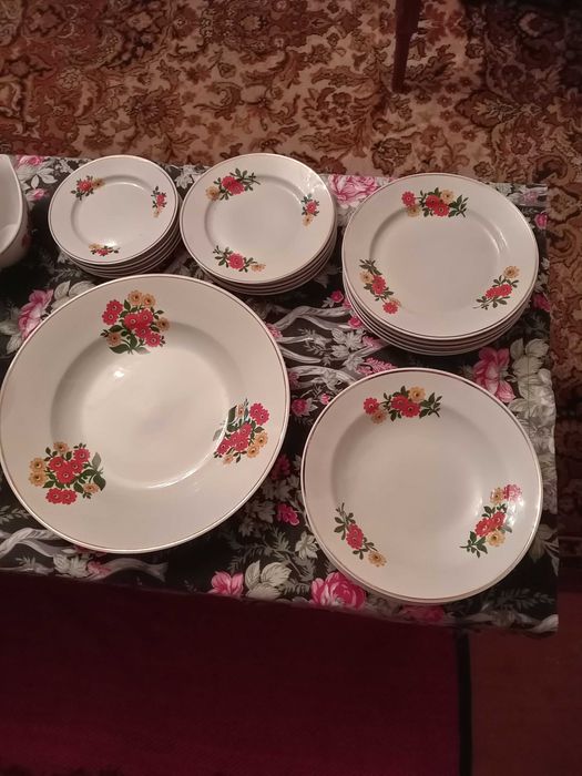 Столовый набор тарелок