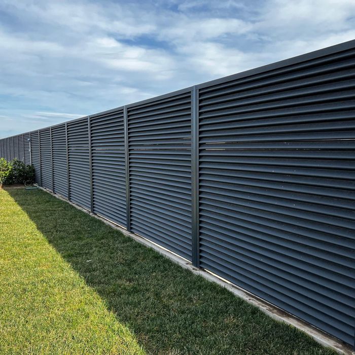 Garduri și porți stil jaluzea șipcă metalică tabla cutata