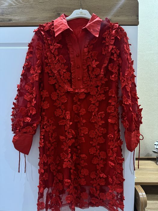 ярко красное алое платье