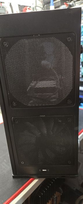 Vand carcasa Pc Fractal Node 605 folosită.