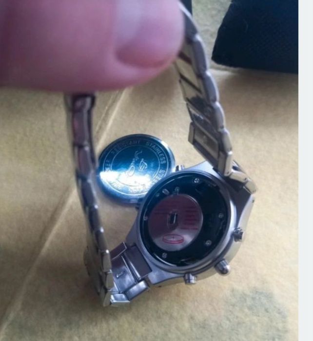 Ceas barbat NOU , cutie , necesita servisare baterii , ofer eu bateril