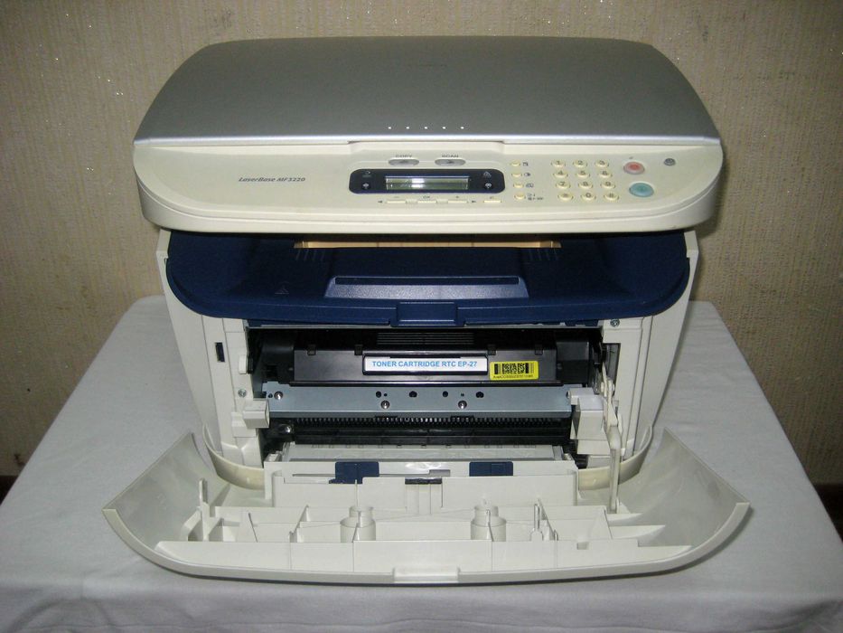 Canon 3220 лазерный принтер 3 в одном почти новая!