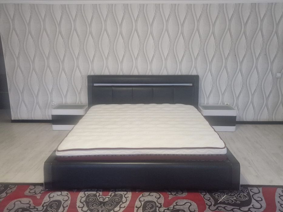 2-х спальная кровать +матрас+тумбочки