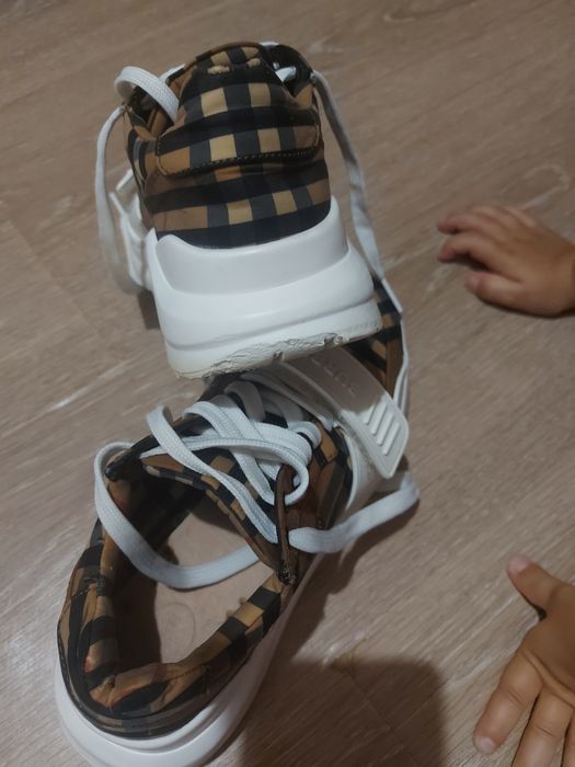 Adidasi burberry