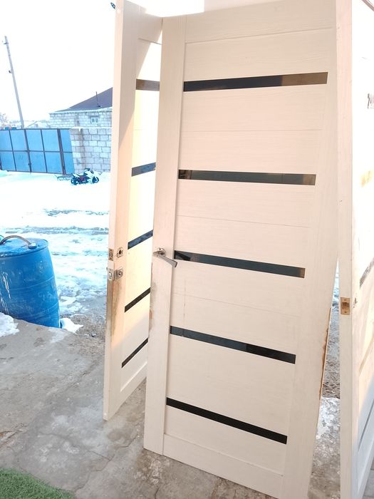 бу есіктер.  двер