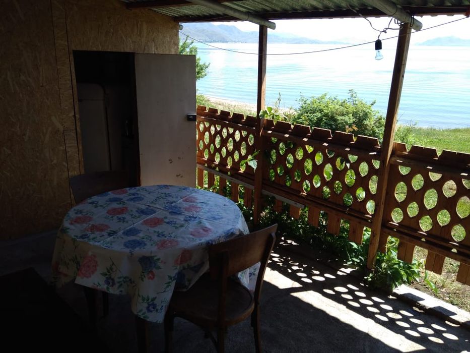 Участок с домиками на Бухтарме