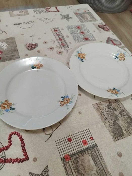 Два порцеланови сервиза за хранене