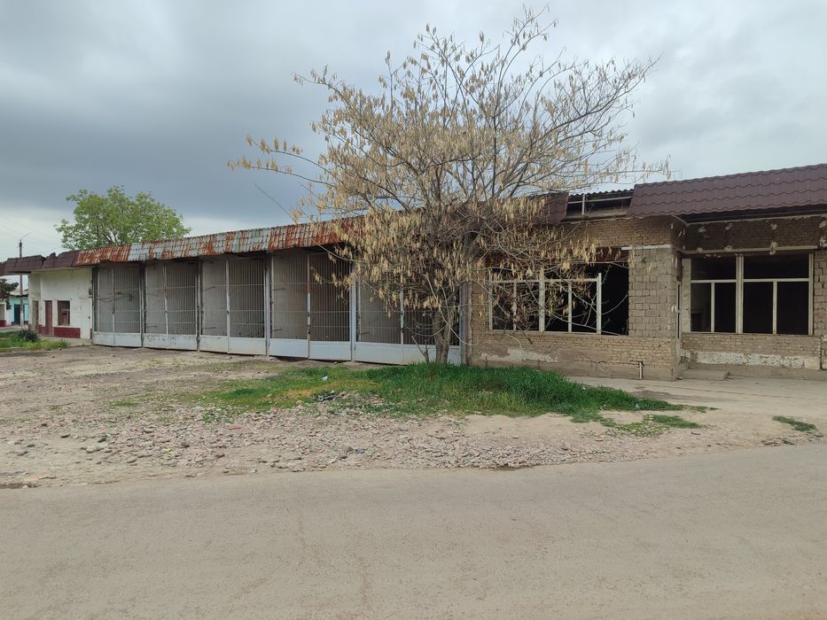 Noturar bino sotiladi