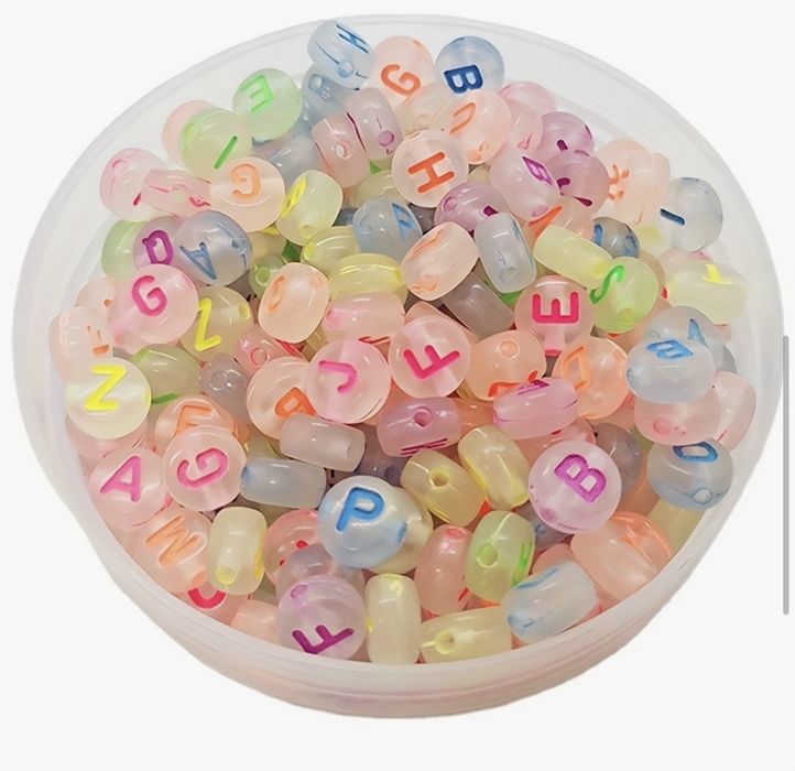 500 броя светещи буквени мънисти за гривни / колиета / пръстени обеци