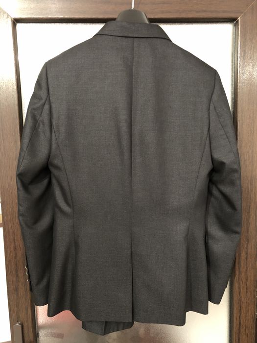 Vând costum negru elegant