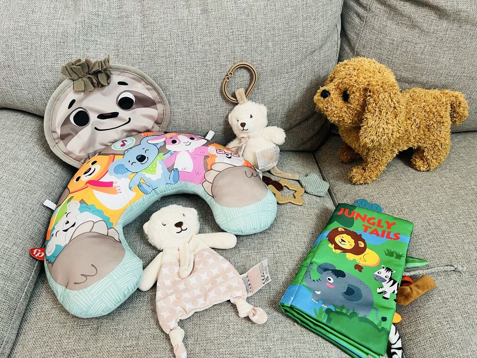 Възгланица Fisher price и бебешки играчки