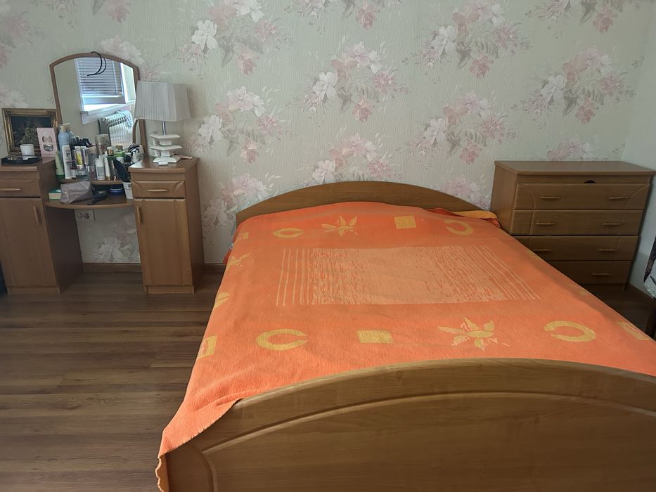 Продам спальный гарнитур ,