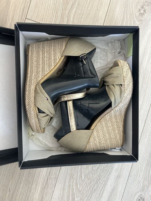 Sandale cu platforma aurii Tommy Hilfiger