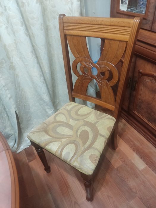 Продается стол и стулья