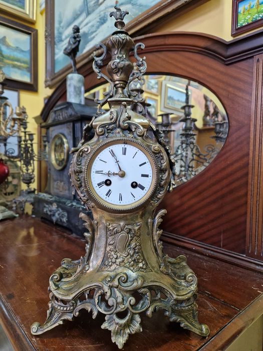 Прекрасен антикварен френски бронзов каминен часовник