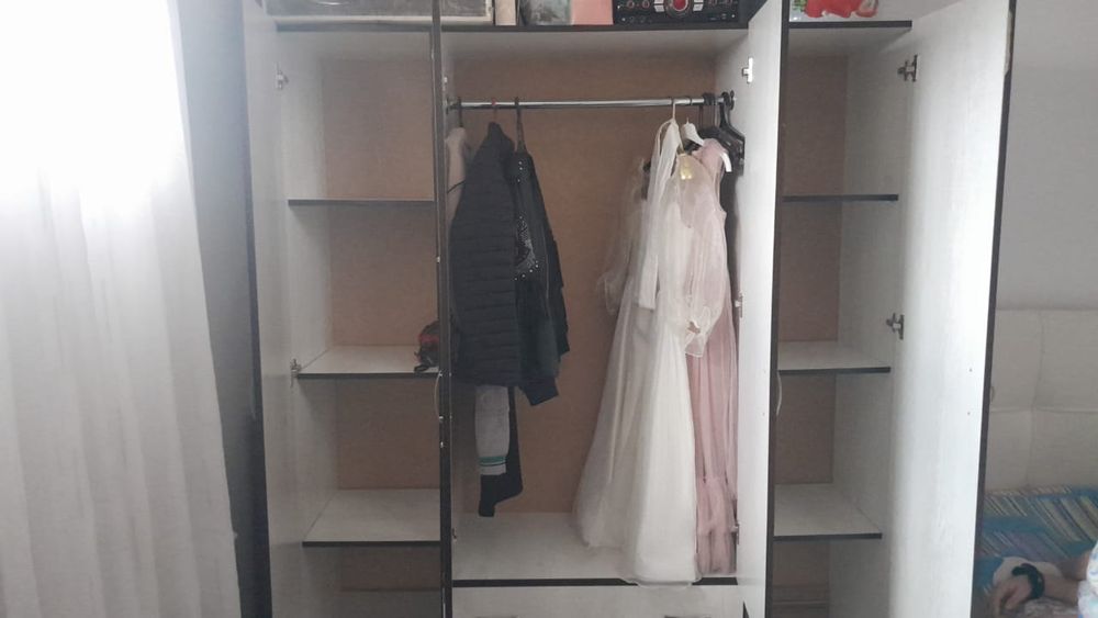 Тез арада шкаф сатылады