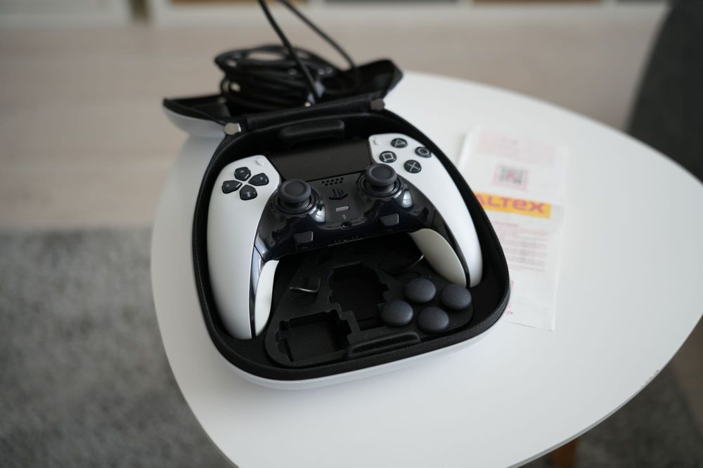 Controller PS5 Dual Sense Edge impecabil în garanție