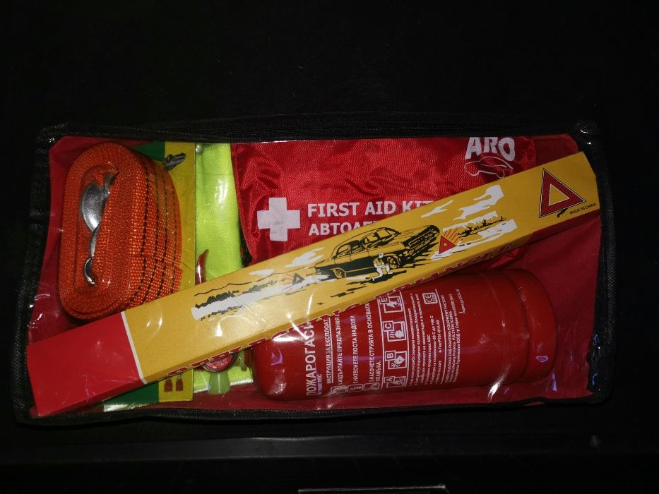 Автокомплект: ЗАВЕРЕН пожарогасител, аптечка, жилетка,триъгълник, въже