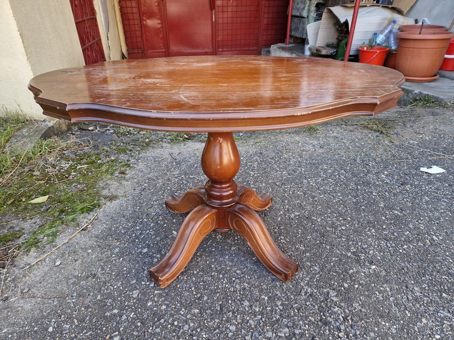 Vând măsuță de lemn lăcuita