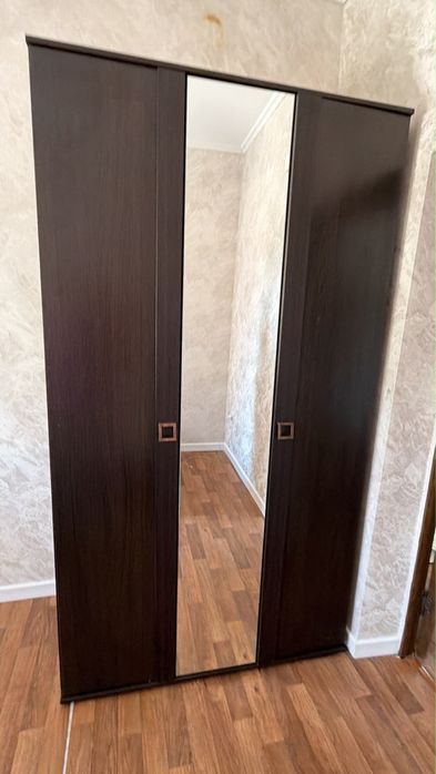 Шкаф и кровпть.