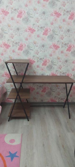 Письменный компьютерный стол