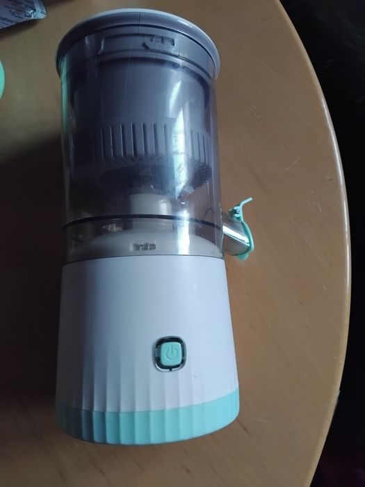 Сокоизтисквачка за цитруси-портокал, лайм, грейпфрут