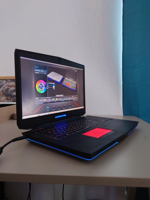 Alienware Gaming laptop• Placă video 8Gb• 32gb ram• i7 procesor• Alienware 17