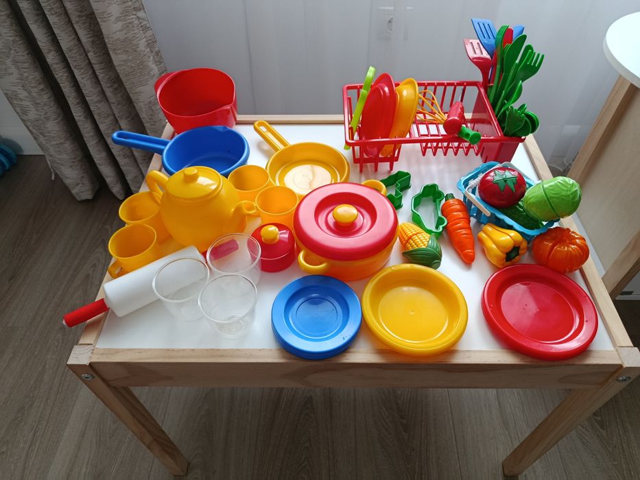 Vând bucătărie cu accesorii+ masa cu scaune  copii