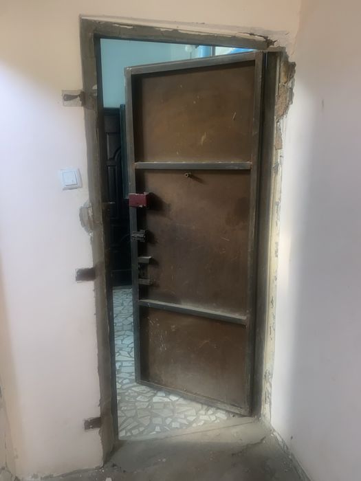 Продам Советскую, железную входную дверь, не дорого