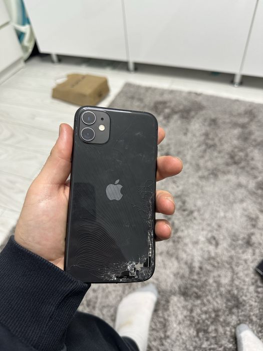 Vand iphone 11 pentru piese